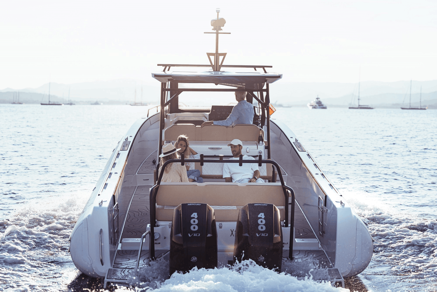 Achterzijde van de Zodiac X10CC met twin set mercury V10 400pk