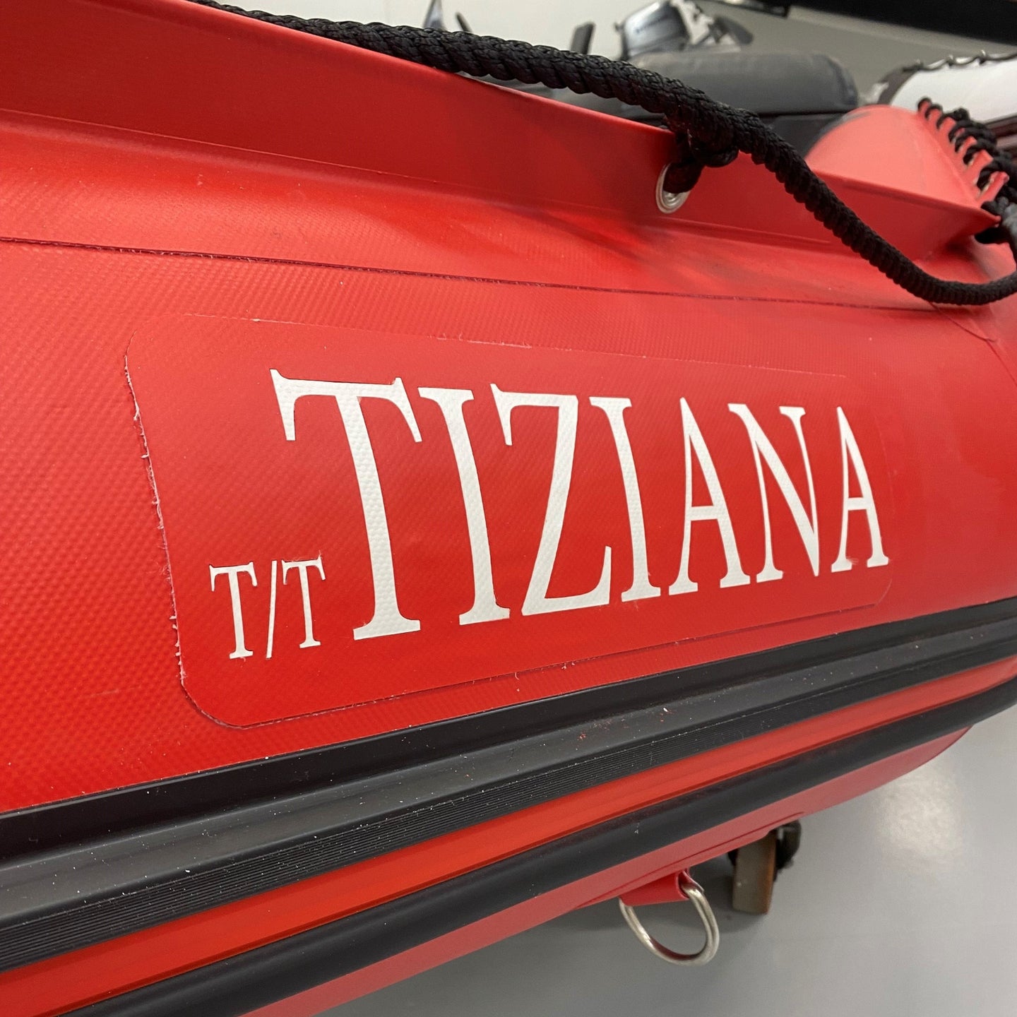 Boot belettering op maat op opblaasboot met naam en logo