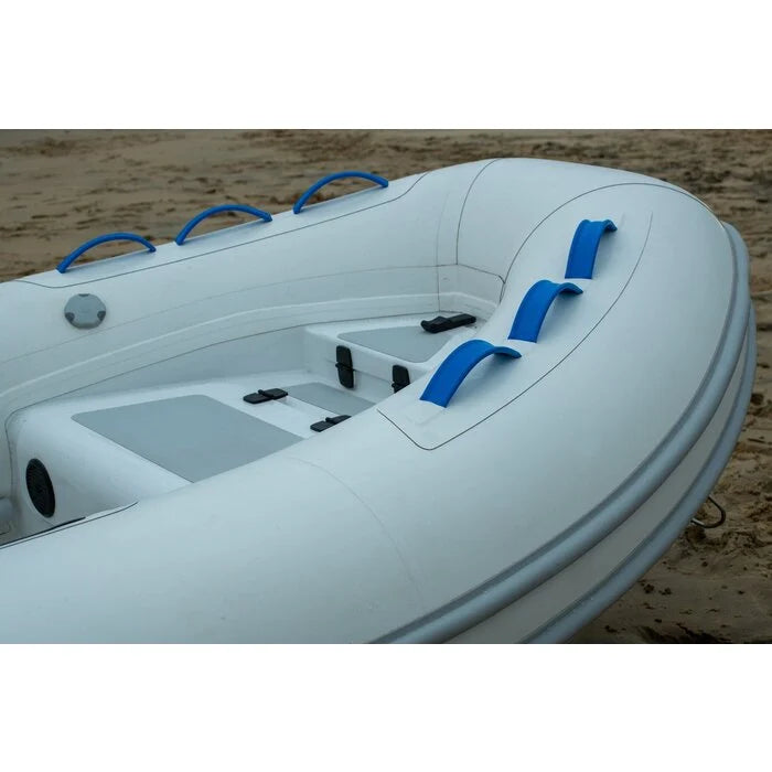 Zodiac Nomad 3.1 aluminium tender RIB in lichtgrijs PVC materiaal - detail van de boegkist