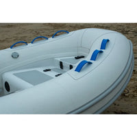 Zodiac Nomad 3.1 aluminium tender RIB in lichtgrijs PVC materiaal - detail van de boegkist