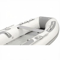 Zodiac Online Shop Z69418 aluminium zitplank van 105 cm gemonteerd in een grijze en witte Zodiac Cadet rubberboot