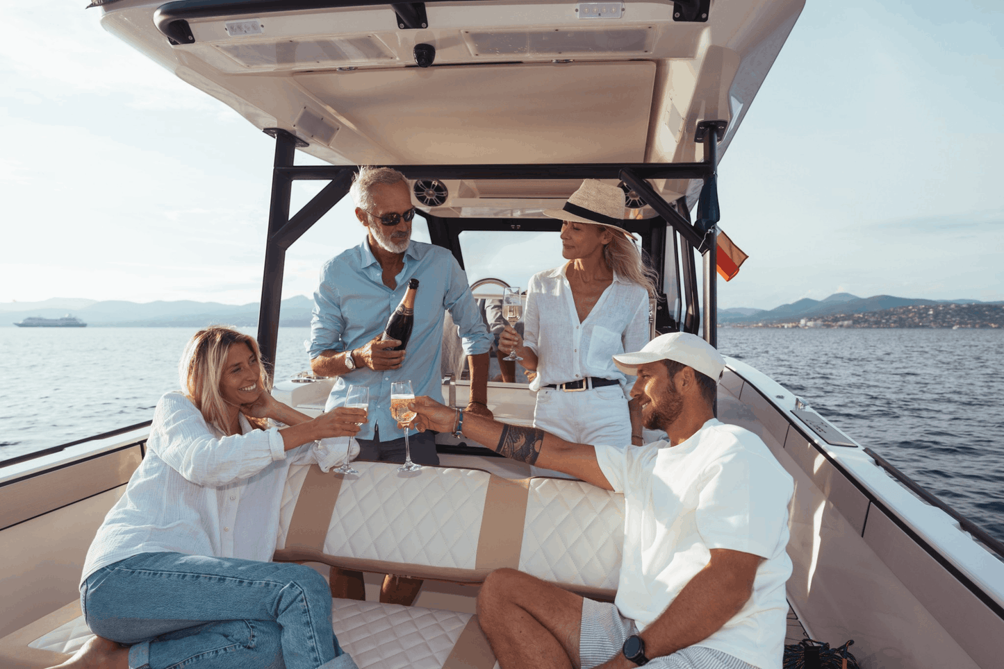 Lounge zitgedeelte achterin de Zodiac X10CC RIB met ruime comfortabele kussens